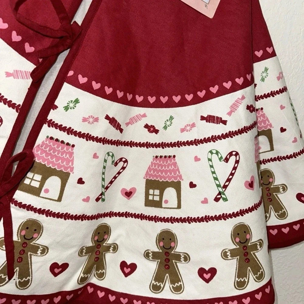 Cupcakes and Cashmere Gingerbread Man Christmas Tree Skirt 52 Inch‎ Red White
